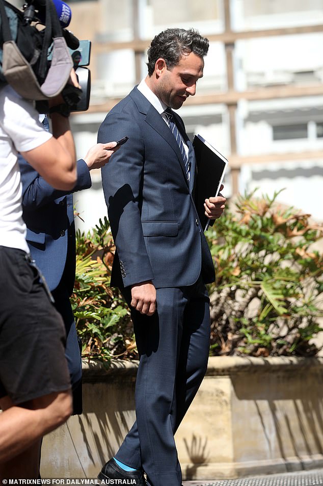 她的律师迈克尔·科恩周五告诉法庭，他的当事人将对一系列指控拒不不认罪。