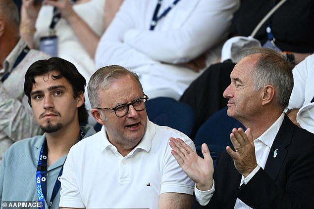 阿尔巴内塞(中)和他的儿子内森(左)观看了澳大利亚网球公开赛男单半决赛。