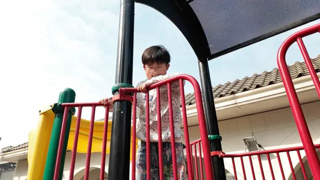 Aiden在玩乐设施上休息。