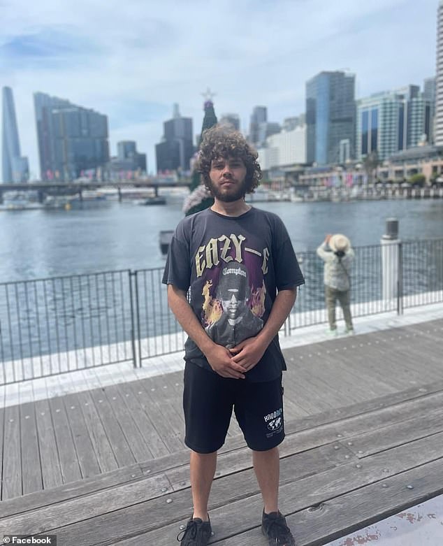 警方称，麦克米兰在离开现场前，曾从桥上模仿向人群开枪。