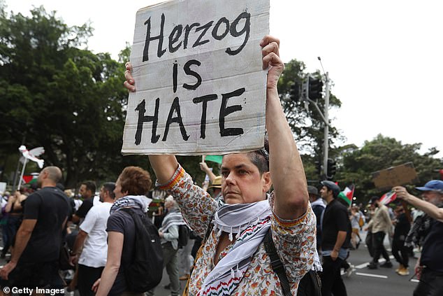 数千名示威者计划无视抗议限制，举行集会抗议此次备受争议的访问，此前他们未能与警方达成协议。