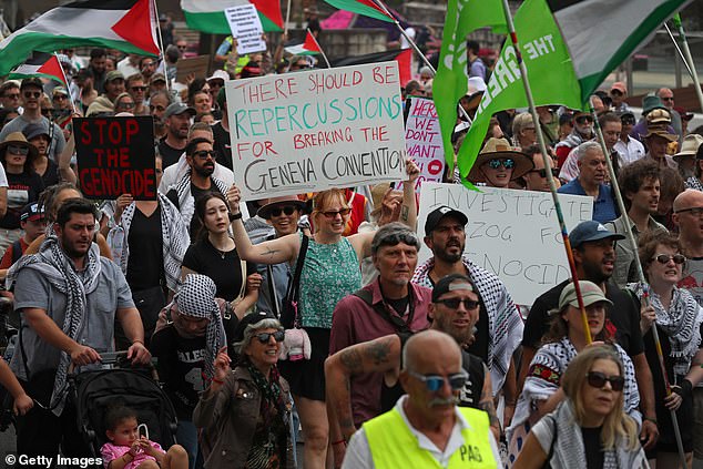 抗议者和人权专家呼吁撤回对他的邀请，理由是他应对以色列轰炸和饿死加沙巴勒斯坦人负有责任。