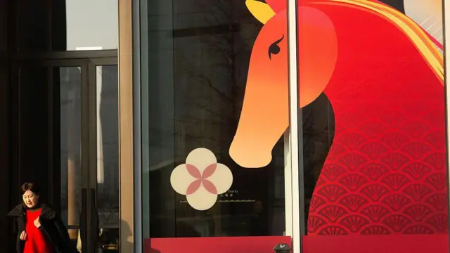 中国上海浦东滨江步道上一家餐厅的窗户上可见一幅马的生肖图案