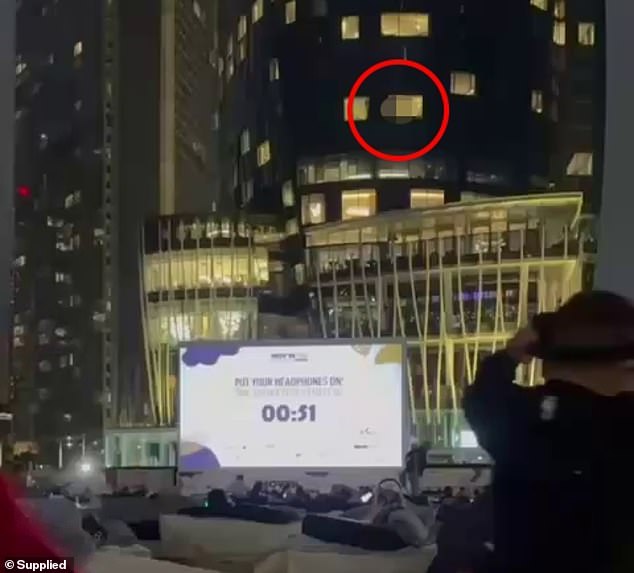 透过落地窗的逆光,可以看到一对赤身裸体的男女正在进行一场露骨而高难度的性行为,场面过于血腥淫秽,难以描述。