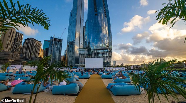 一段由巴兰加鲁 Mov'in Bed 电影院人群中有人拍摄的视频,镜头拉近到标志性皇冠塔楼内一间俯瞰电影院的公寓窗户。