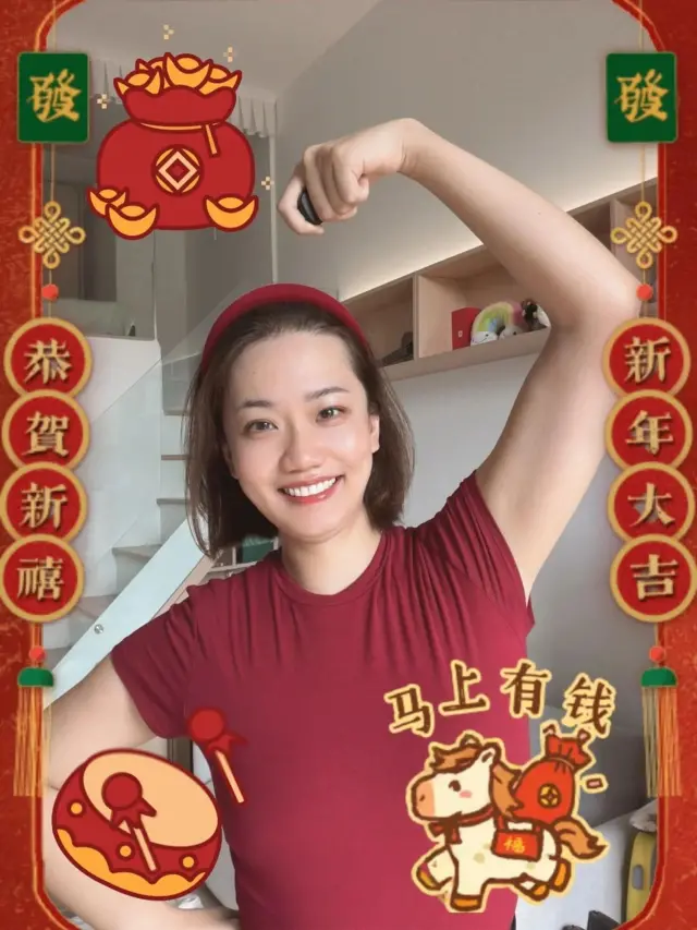 一个女生对着镜头开心笑