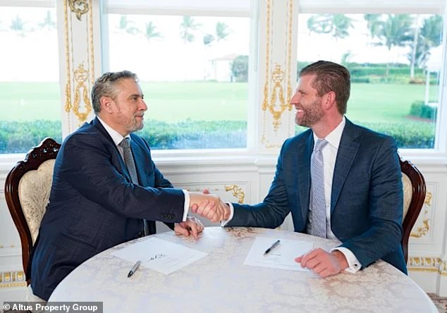 特朗普集团执行副总裁埃里克·特朗普（左）和 Altus 首席执行官大卫·杨（右）