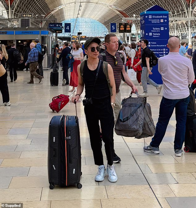 珀斯居民朱维·比(Juvy Bee)计划在一周多后飞往他以前的家乡迪拜。他说,他的朋友们反映,空袭之后当地出现了恐慌性抢购。