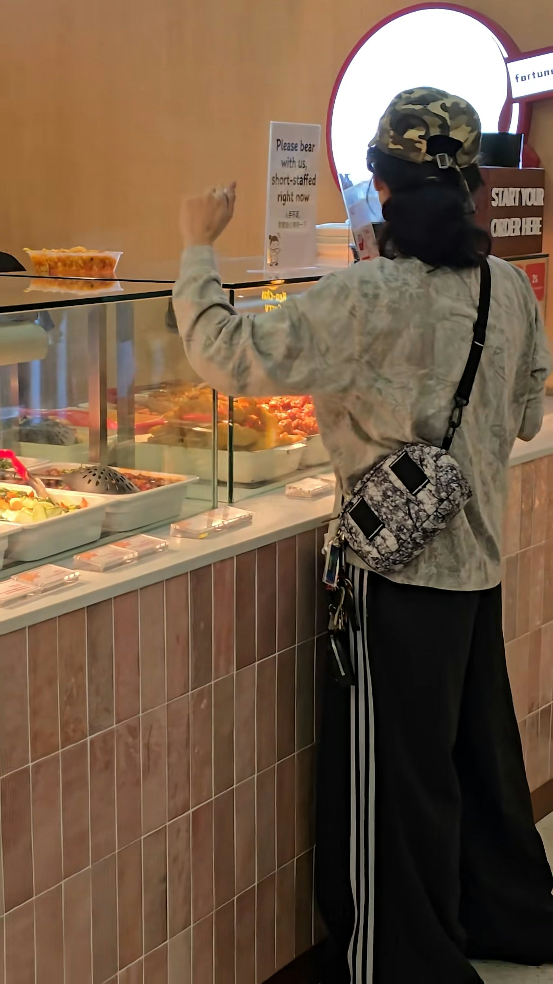 张柏芝正在挑选食物。(王先森在澳大利亚@小红书)