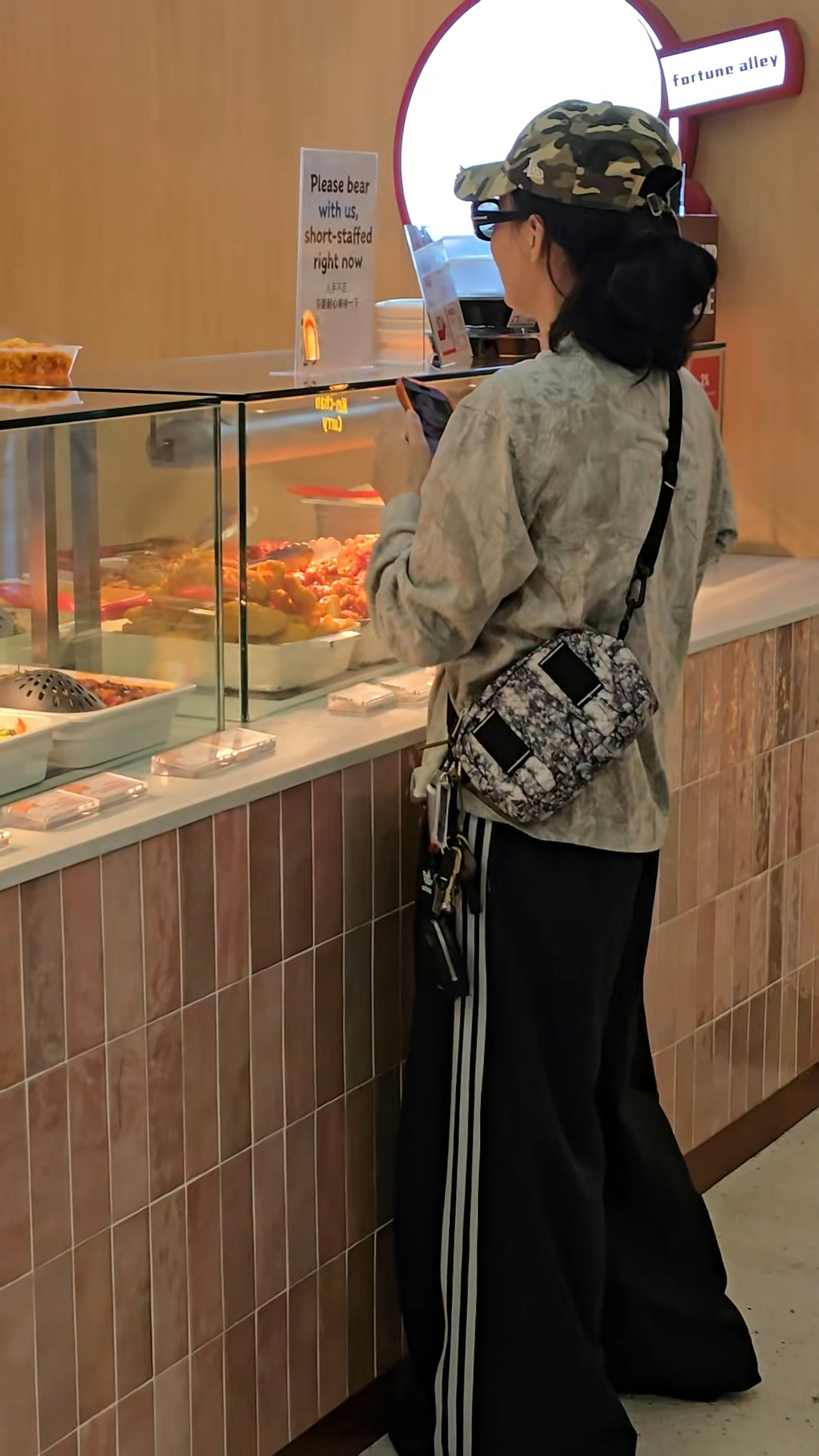 张柏芝正在挑选食物。(王先森在澳大利亚@小红书)