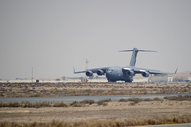 数十名澳大利亚国防军人员驻扎在明哈德空军基地。图为该基地内的一架澳大利亚皇家空军C-17“环球霸王”运输机。