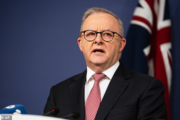 阿尔巴尼亚政府随后证实空军基地遭到袭击,并补充说所有澳大利亚士兵都安全无恙,人数已清点完毕。