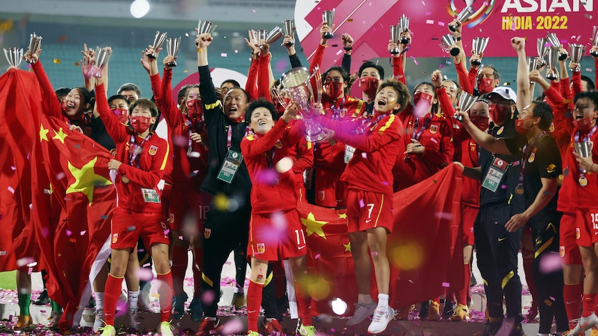 China team members hold flags of China.