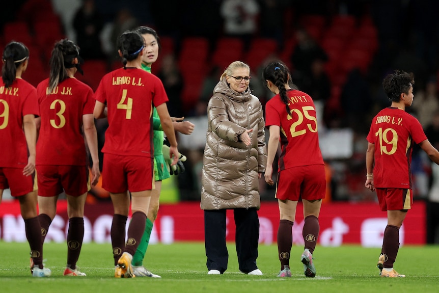 England manager shakes hands with China's players