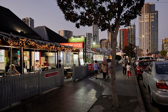 位于帕拉马塔附近的哈里斯公园的“小印度”餐饮街。