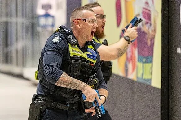 100多名警员深夜集结澳洲商场！警方模拟枪击与砍人，应对“可能”级别的恐袭威胁（组图） - 5