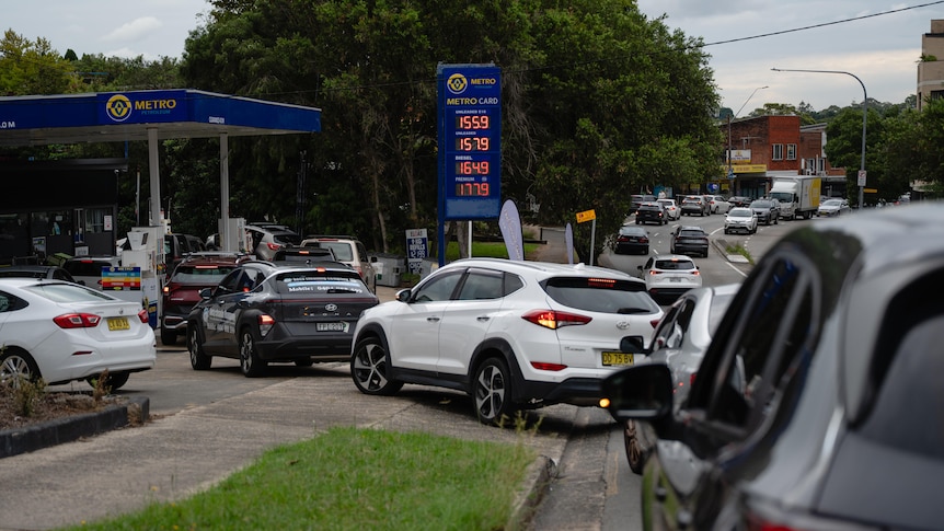 加油站外排起长龙的汽车