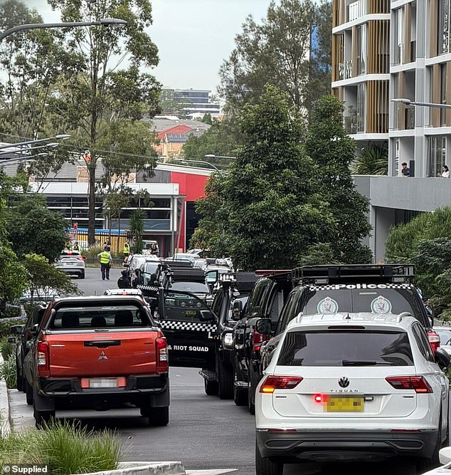 警方接到报案称一名男子行为可疑。