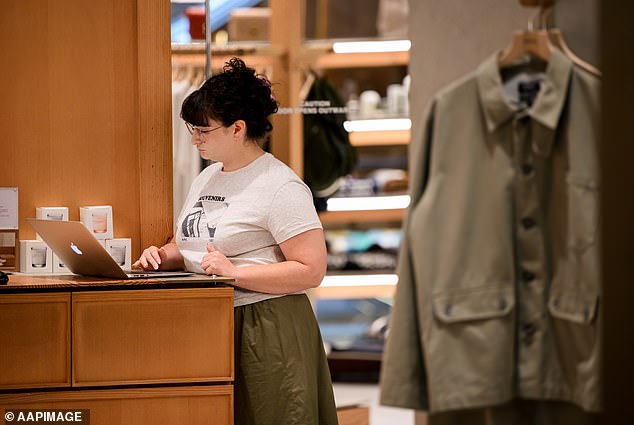 她说，目前的全国最低工资已经不足以维持生计，现在一名独自生活的全职工人每周收入比维持“健康的生活水平”所需的收入少了大约 262 美元。