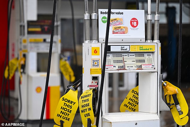 总理安东尼·阿尔巴尼斯承诺将采取全国性措施应对燃油危机(图为周五堪培拉一家加油站空空如也的加油泵)。