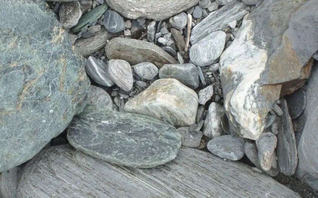 河床上的鹅卵石中的普纳姆(Pounamu)。