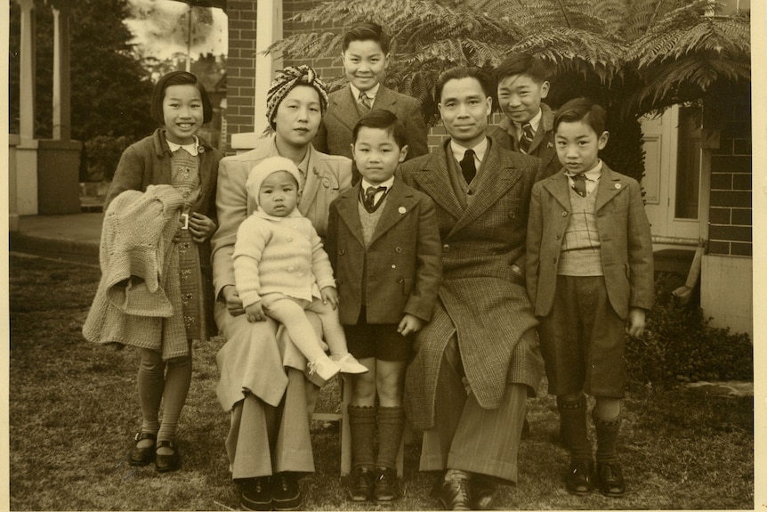 Gordon Mar(front center) and his family in 1943