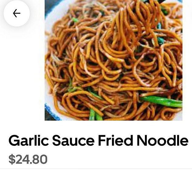 这位珀斯居民分享了应用程序上显示的蒜蓉炒面菜单示例图片。
