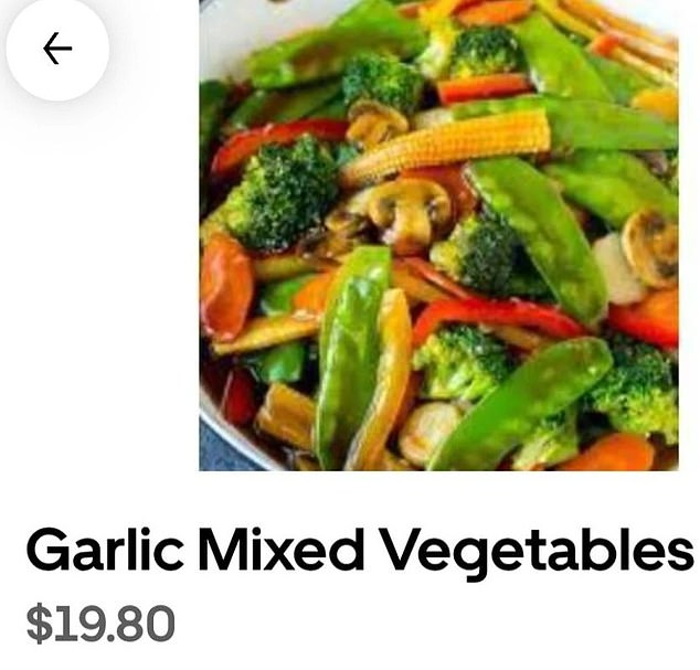 这位华盛顿州男子还点了一份蒜蓉什锦蔬菜，他注意到网上菜单上的图片显示有西兰花、荷兰豆、玉米、蘑菇、甜椒和胡萝卜。