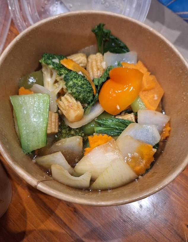 男子收到的素菜里有西兰花、胡萝卜、甜椒、小白菜和厚厚的洋葱片。