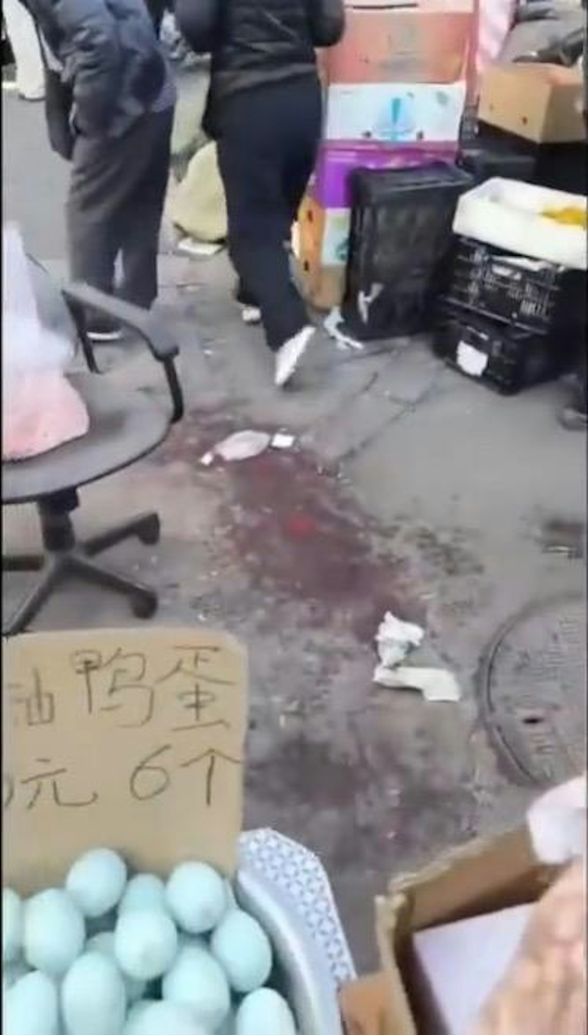 另一处卖鸭蛋的地摊后方留下大片血迹及疑似人体组织。（X平台）