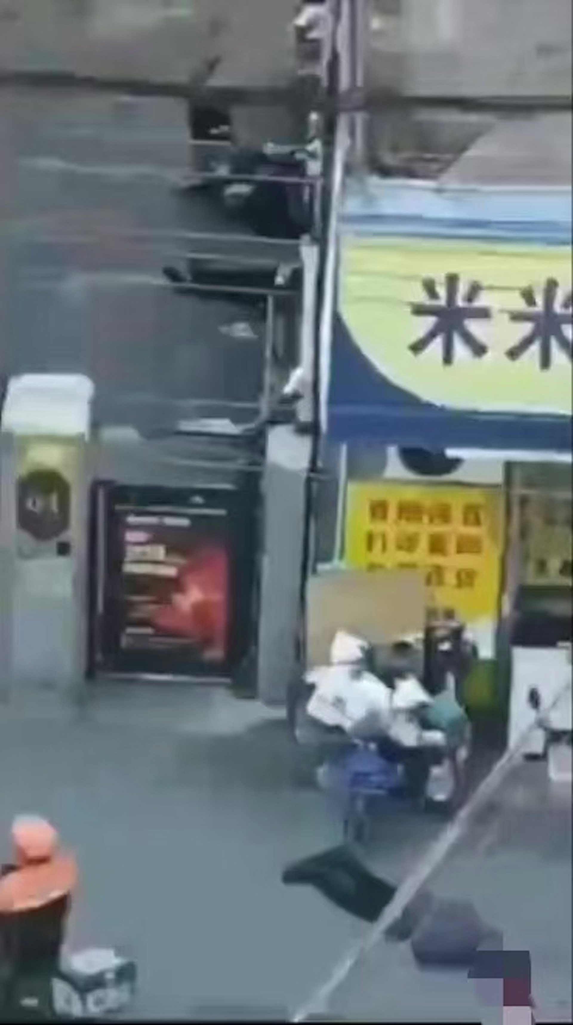 亦有影片拍到一名男子俯卧在商舖门外，头下血流如注。（X平台）