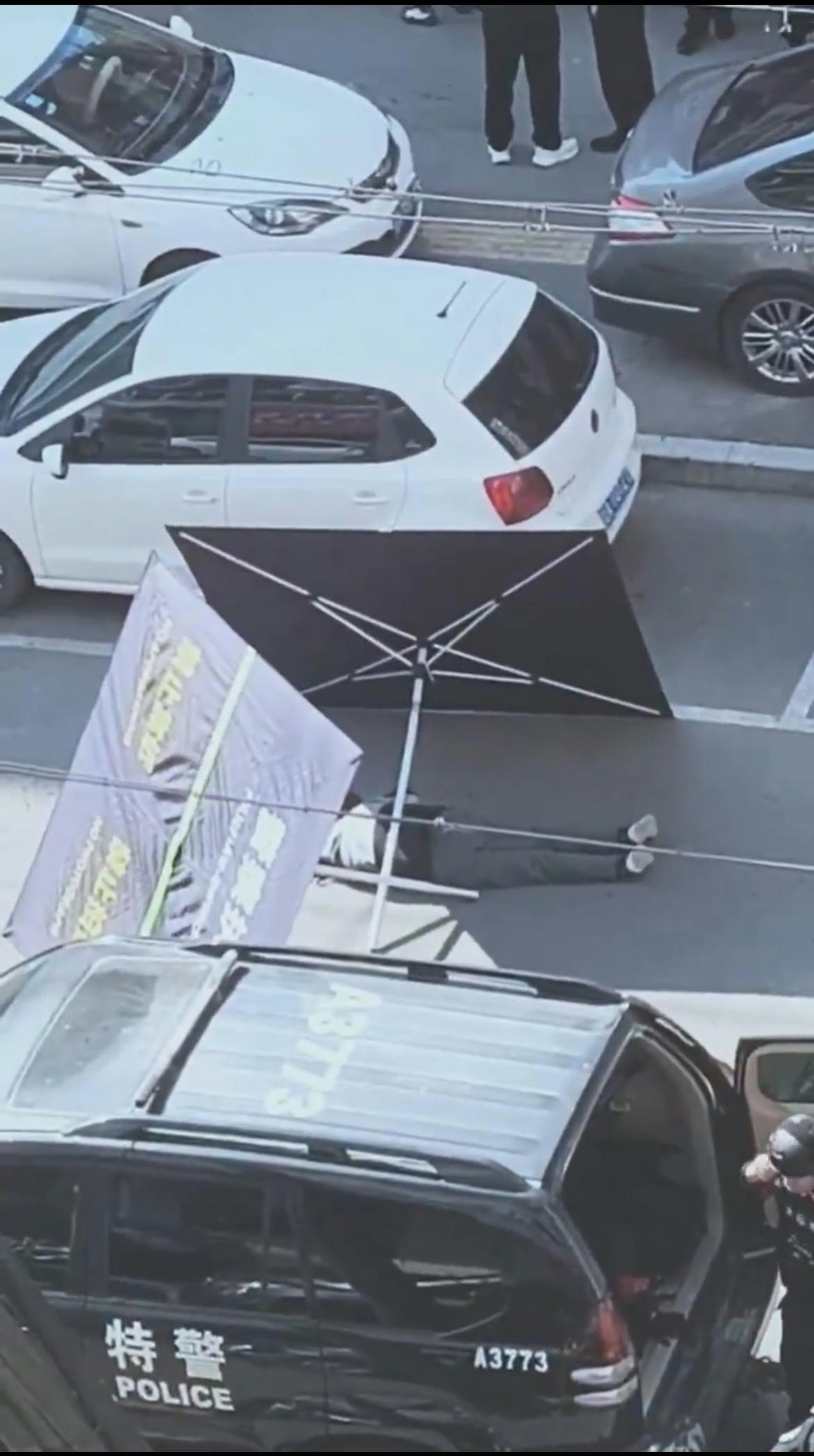 一名伤著躺倒在马路中央。（X平台）