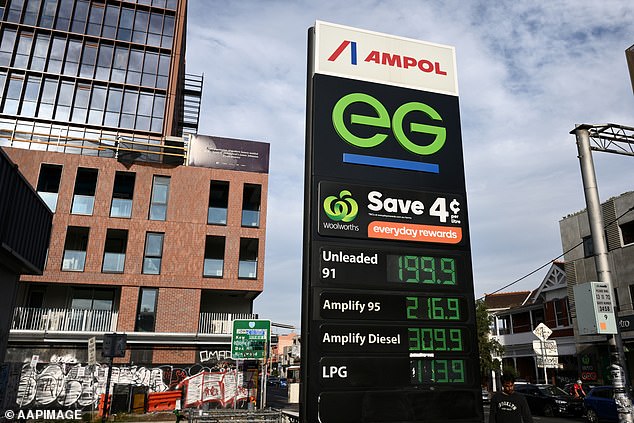 澳大利亚的燃油消费税已减半,为期三个月,每升油价降低了26.3澳分。