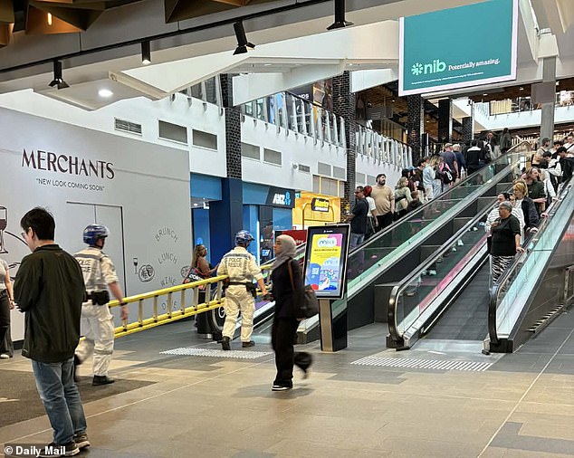 繁忙的购物中心很大一部分区域被封锁。