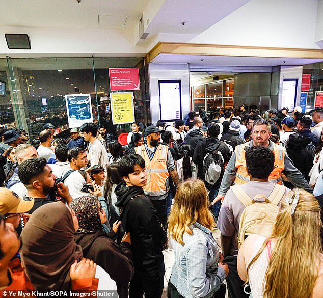 所有签证申请人都将接受更严格的审查，包括审查他们的社交媒体账号。