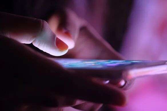 据称，这名 13 岁的女孩驾驶偷来的汽车撞倒了一名骑自行车的人，几分钟后，她就上网搜索了撞人罪的处罚。