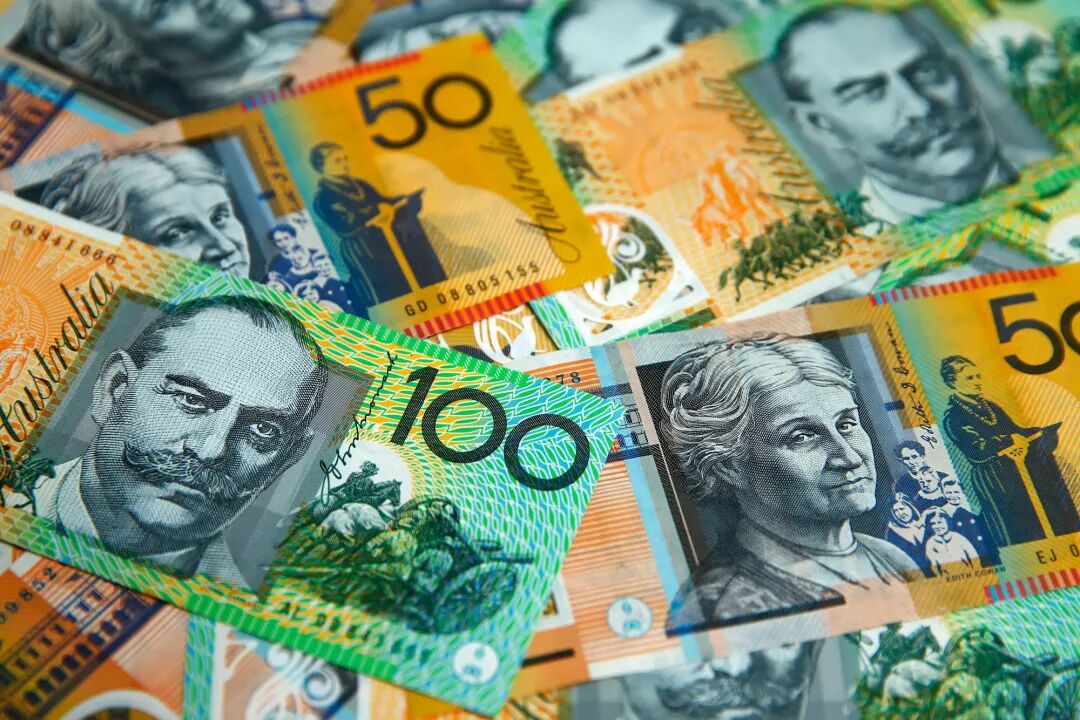Australia Holds Key Rate as Sliding Currency Stimulates Growth - Bloomberg