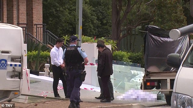 救援人员到达现场后发现，这名50多岁的男子被重物压住，无法挣脱。