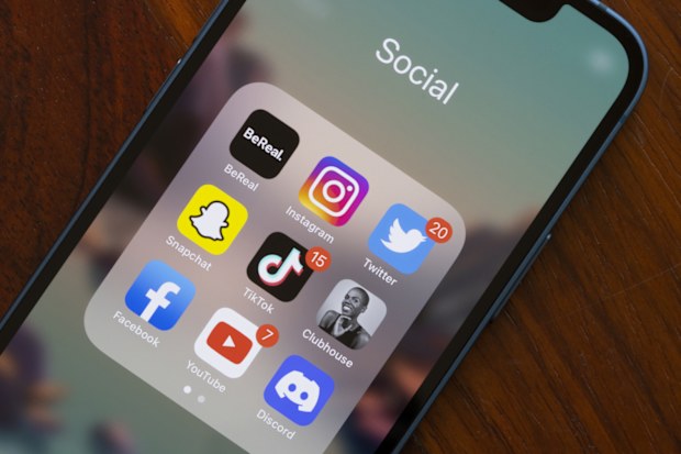 iPhone 上可以看到各种流行的社交媒体应用——BeReal、Instagram、Twitter、Snapchat、TikTok、Clubhouse、Facebook、YouTube 和 Discord。