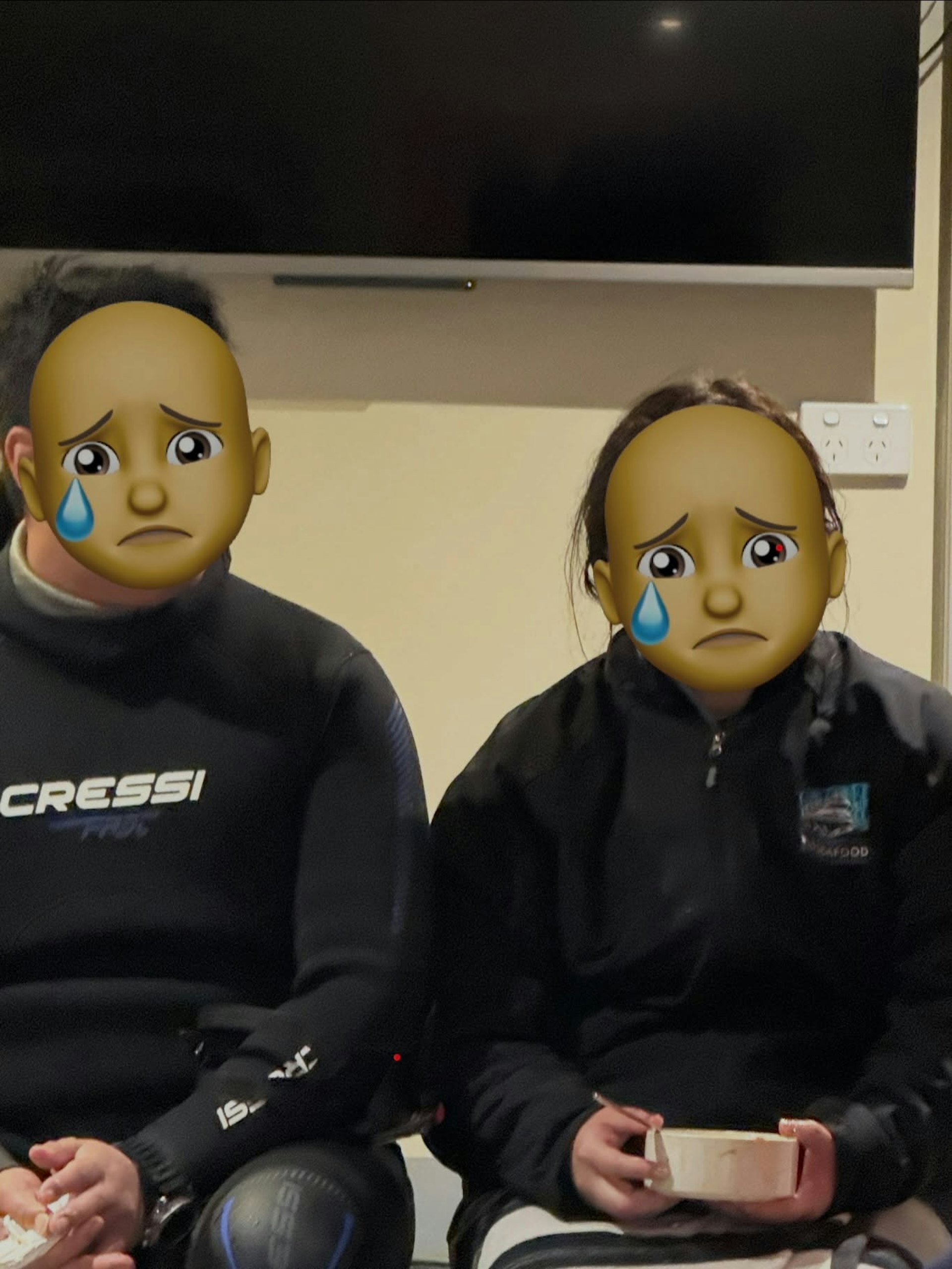 纵横游领队指,涉事女生或因受到惊吓及乏力,上船后一脸呆滞。(领队Threads图片)