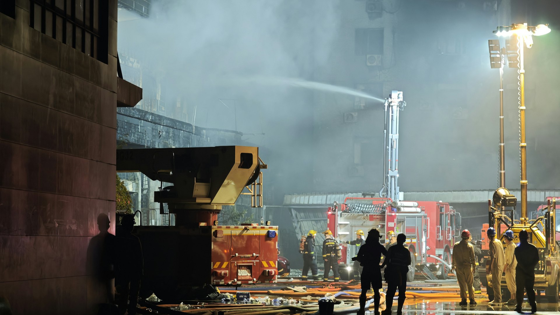 福建晋江鞋厂火灾28死现场213人获疏散当局动员逾500人救援