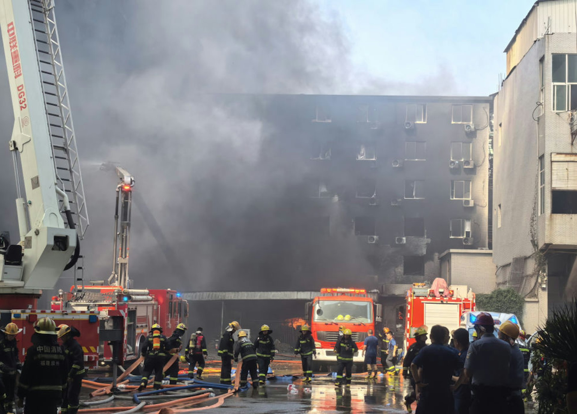 福建晋江鞋厂火灾造成28人死亡。 （新华社）