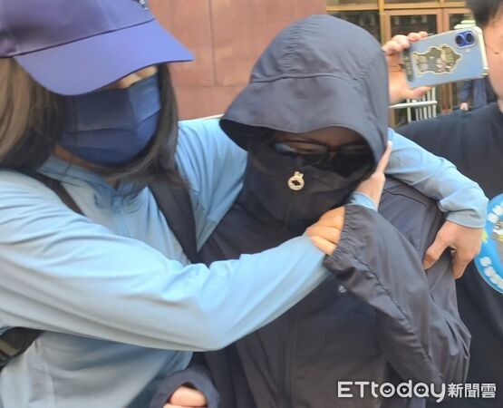▲▼涉用老鼠药下毒的台籍妇人杨锦屏，今（11日）到台北地院开完庭不受访，被害人澳洲男子Alex（中文名：李艾森）和父母，委托律师陈亮廷代为受访。（图／记者黄哲民摄）