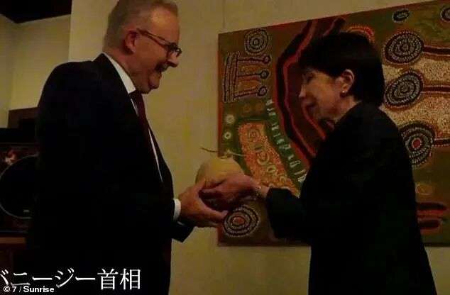 在与妮基·奥斯本 (Nikki Osborne) 共同主持的 Bush Deep 播客节目中,阿尔巴尼斯回忆起五月份她首次访问澳大利亚时,高市早苗 (Sanae Takaichi) 送给她一个“皇家甜瓜”。