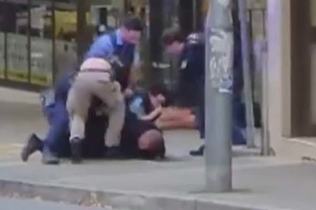 警方逮捕了两名男子，其中一人据称在悉尼内西区携带两把刀时被电击枪击中。