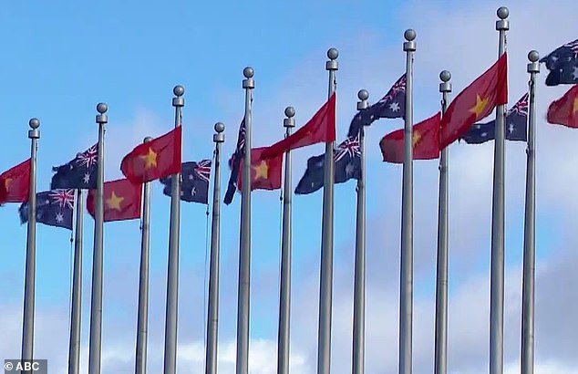 在贸易和安全谈判召开前,国会大厦挂满了越南国旗。