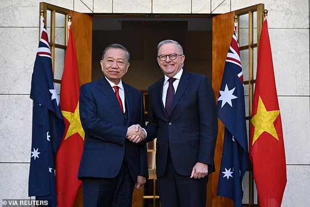 澳大利亚总理安东尼·阿尔巴尼斯(右)周一在堪培拉会见了越南国家主席苏林(左)。