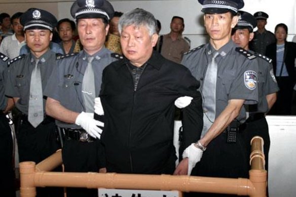 李飞的亲戚陆万里因贪污被处决。