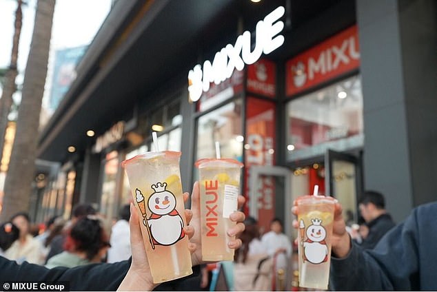 Mixue（如图）是一家颇受欢迎的奶茶和冰淇淋连锁店，在全球拥有超过20,000家门店，在悉尼和墨尔本均设有分店。