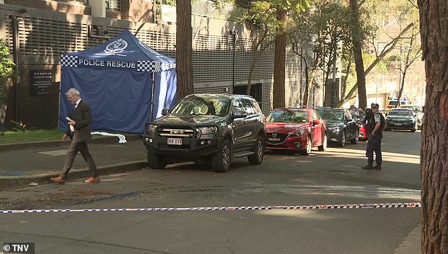 警方已封锁街道，正在调查这起死亡事件的具体情况。